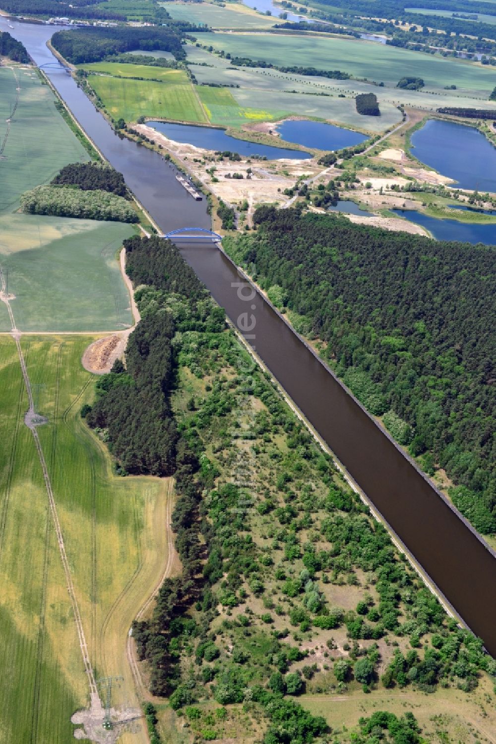 Luftaufnahme Niegripp - Ablagerungsfläche nahe der Feldwegbrücke Niegripp-Detershagen über dem Elbe-Havel-Kanal im Bundesland Sachsen-Anhalt