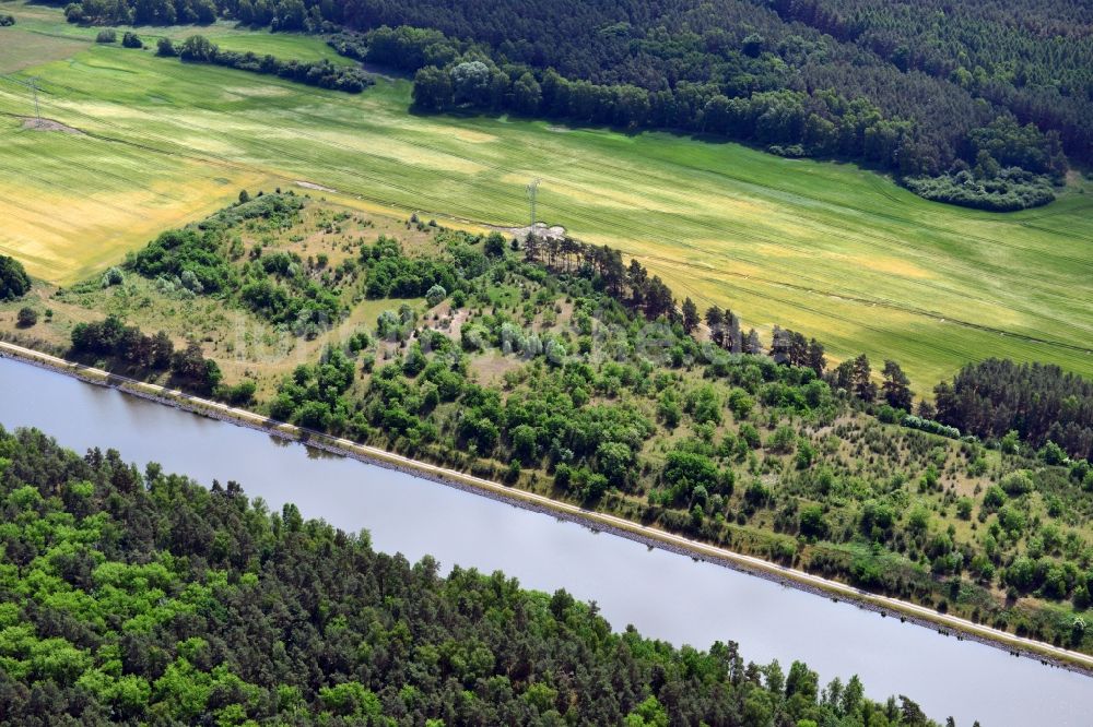 Niegripp aus der Vogelperspektive: Ablagerungsfläche nahe der Feldwegbrücke Niegripp-Detershagen über dem Elbe-Havel-Kanal im Bundesland Sachsen-Anhalt