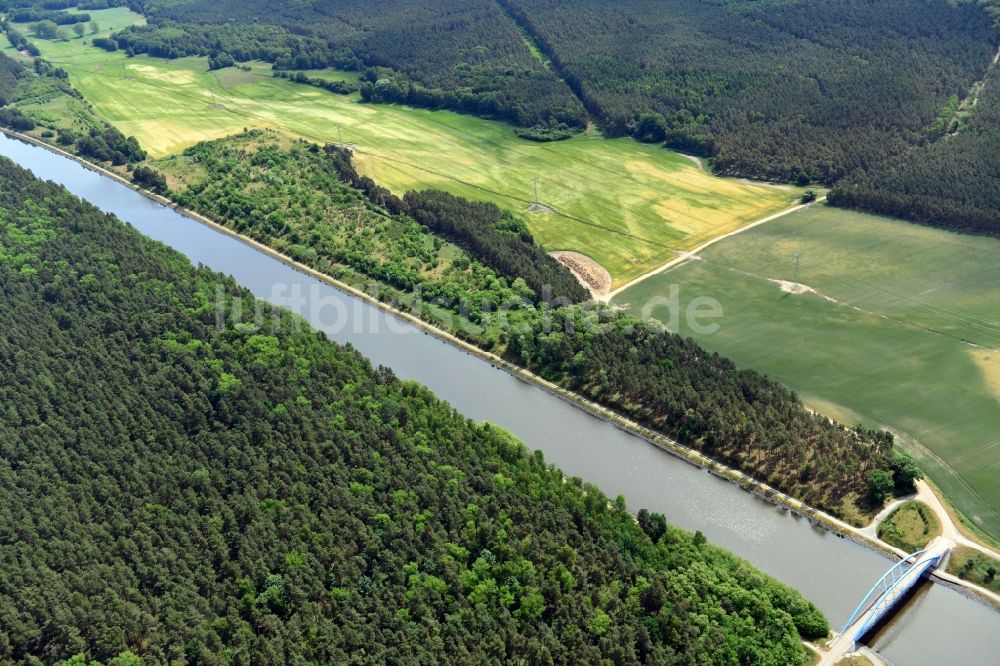 Luftbild Niegripp - Ablagerungsfläche nahe der Feldwegbrücke Niegripp-Detershagen über dem Elbe-Havel-Kanal im Bundesland Sachsen-Anhalt