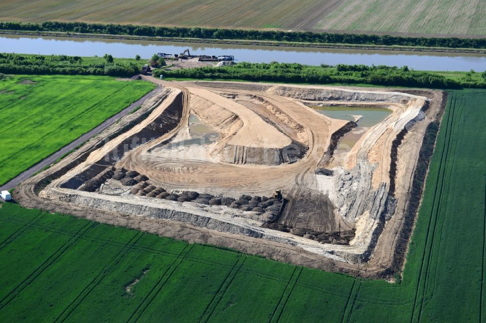 Nielebock-Seedorf von oben - Ablagerungsflächen an der Betriebswegbrücke Fiener Hauptvorfluter amElbe-Havel-Kanal bei Nielebock-Seedorf im Bundesland Sachsen-Anhalt