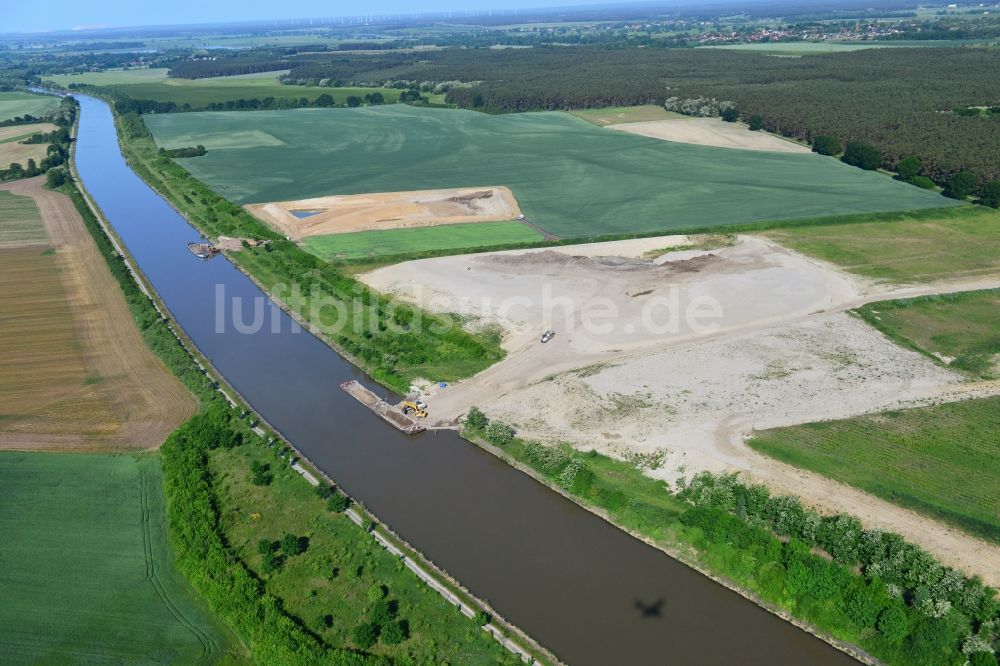 Nielebock-Seedorf aus der Vogelperspektive: Ablagerungsflächen an der Betriebswegbrücke Fiener Hauptvorfluter amElbe-Havel-Kanal bei Nielebock-Seedorf im Bundesland Sachsen-Anhalt