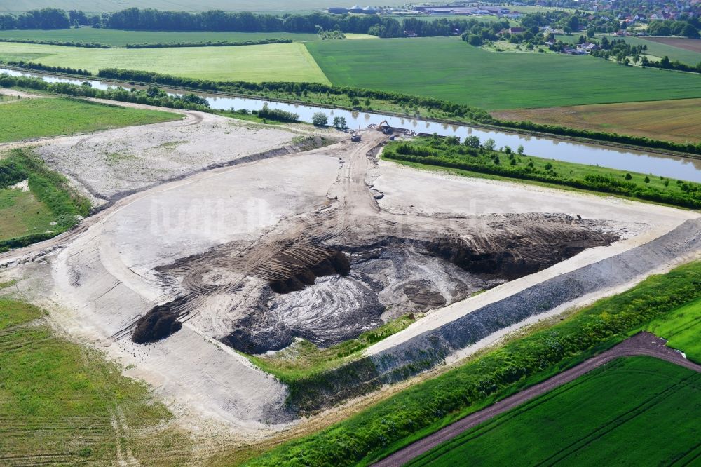 Luftaufnahme Nielebock-Seedorf - Ablagerungsflächen an der Betriebswegbrücke Fiener Hauptvorfluter amElbe-Havel-Kanal bei Nielebock-Seedorf im Bundesland Sachsen-Anhalt