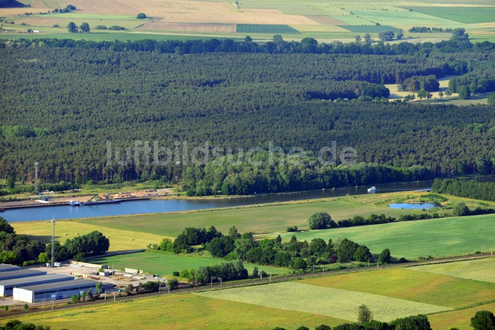 Luftaufnahme Genthin - Ablagerungsflächen an der Betriebswegbrücke Fiener Hauptvorfluter am Elbe-Havel-Kanal in Genthin im Bundesland Sachsen-Anhalt