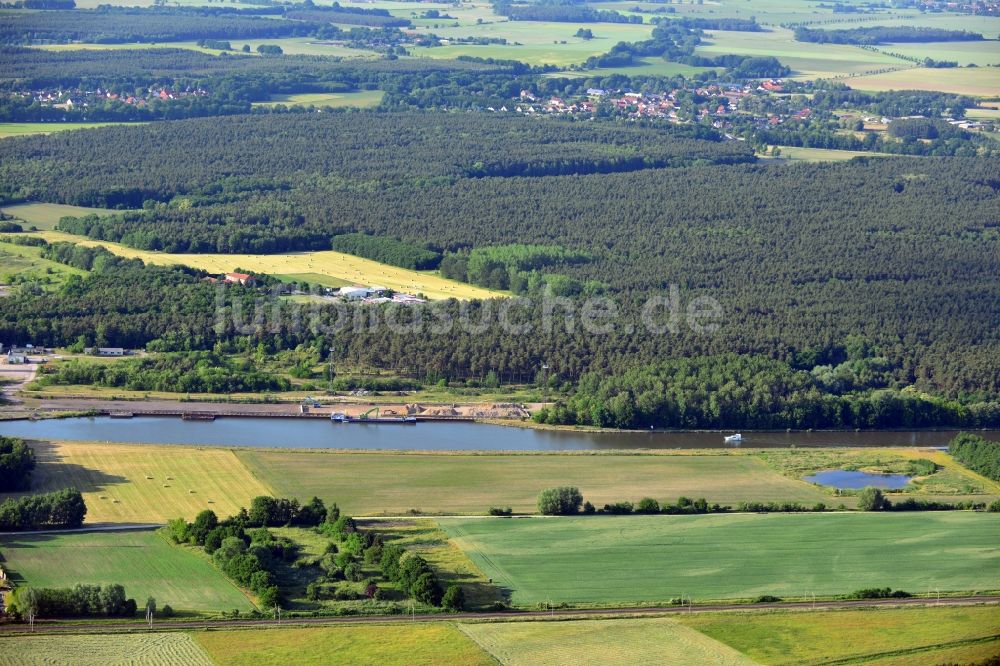 Genthin von oben - Ablagerungsflächen an der Betriebswegbrücke Fiener Hauptvorfluter am Elbe-Havel-Kanal in Genthin im Bundesland Sachsen-Anhalt