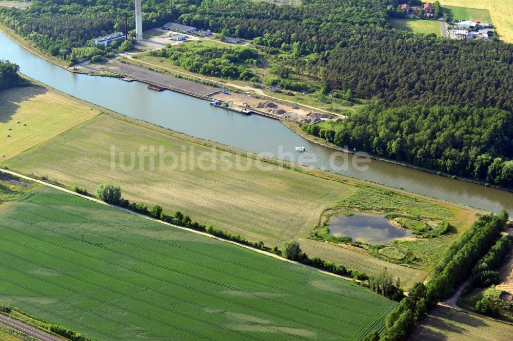 Luftaufnahme Genthin - Ablagerungsflächen an der Betriebswegbrücke Fiener Hauptvorfluter am Elbe-Havel-Kanal in Genthin im Bundesland Sachsen-Anhalt