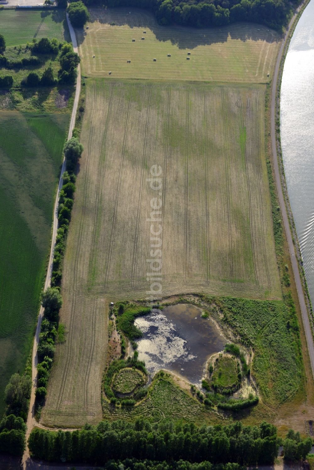 Genthin von oben - Ablagerungsflächen an der Betriebswegbrücke Fiener Hauptvorfluter am Elbe-Havel-Kanal in Genthin im Bundesland Sachsen-Anhalt