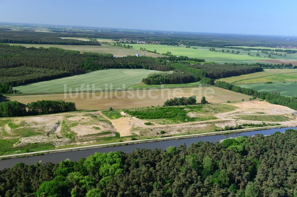 Luftaufnahme Genthin - Ablagerungsflächen an der Betriebswegbrücke Fiener Hauptvorfluter am Elbe-Havel-Kanal in Genthin im Bundesland Sachsen-Anhalt