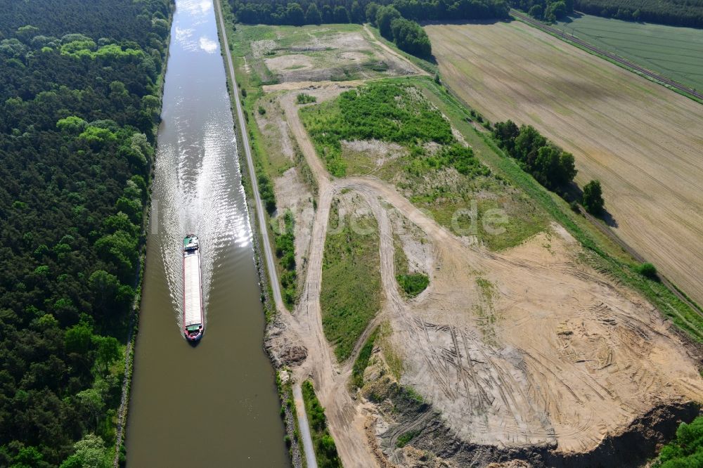 Genthin von oben - Ablagerungsflächen an der Betriebswegbrücke Fiener Hauptvorfluter am Elbe-Havel-Kanal in Genthin im Bundesland Sachsen-Anhalt