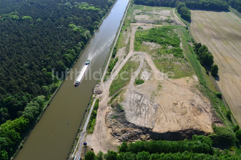 Genthin aus der Vogelperspektive: Ablagerungsflächen an der Betriebswegbrücke Fiener Hauptvorfluter am Elbe-Havel-Kanal in Genthin im Bundesland Sachsen-Anhalt