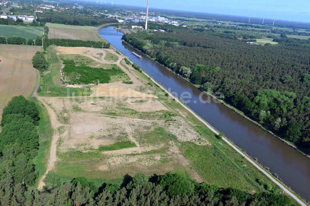 Genthin aus der Vogelperspektive: Ablagerungsflächen an der Betriebswegbrücke Fiener Hauptvorfluter am Elbe-Havel-Kanal in Genthin im Bundesland Sachsen-Anhalt