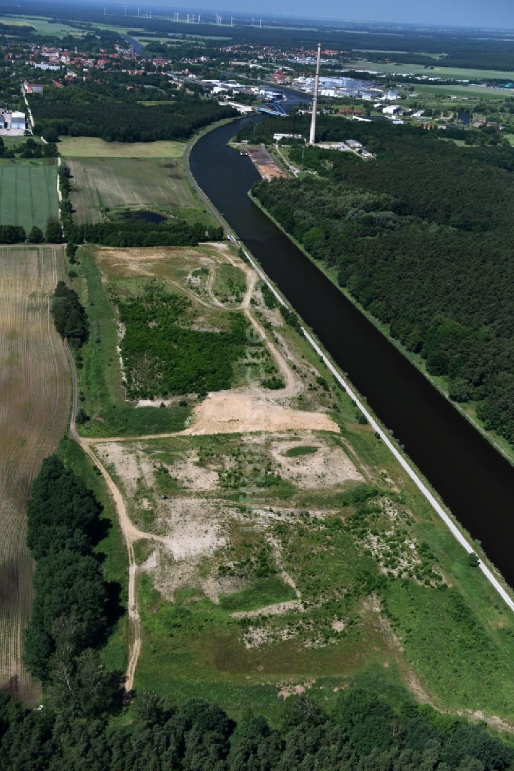 Genthin von oben - Ablagerungsflächen an der Betriebswegbrücke Fiener Hauptvorfluter am Elbe-Havel-Kanal in Genthin im Bundesland Sachsen-Anhalt