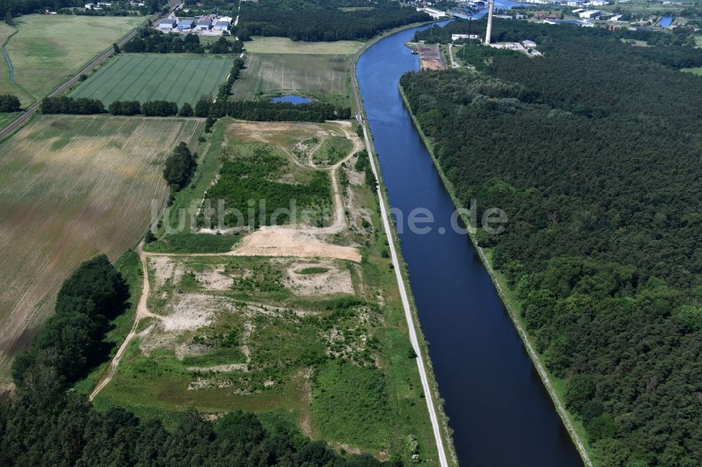 Luftaufnahme Genthin - Ablagerungsflächen an der Betriebswegbrücke Fiener Hauptvorfluter am Elbe-Havel-Kanal in Genthin im Bundesland Sachsen-Anhalt