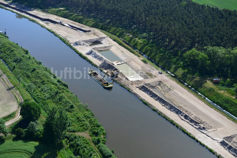 Elbe-Parey von oben - Ablagerungsflächen am Ufer des Elbe-Havel-Kanals bei Ihleburg im Bundesland Sachsen-Anhalt