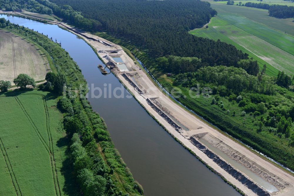 Elbe-Parey aus der Vogelperspektive: Ablagerungsflächen am Ufer des Elbe-Havel-Kanals bei Ihleburg im Bundesland Sachsen-Anhalt