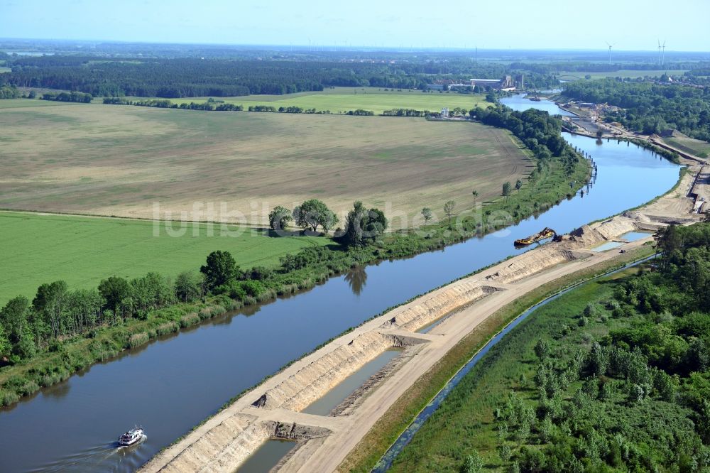 Elbe-Parey aus der Vogelperspektive: Ablagerungsflächen am Ufer des Elbe-Havel-Kanals bei Ihleburg im Bundesland Sachsen-Anhalt