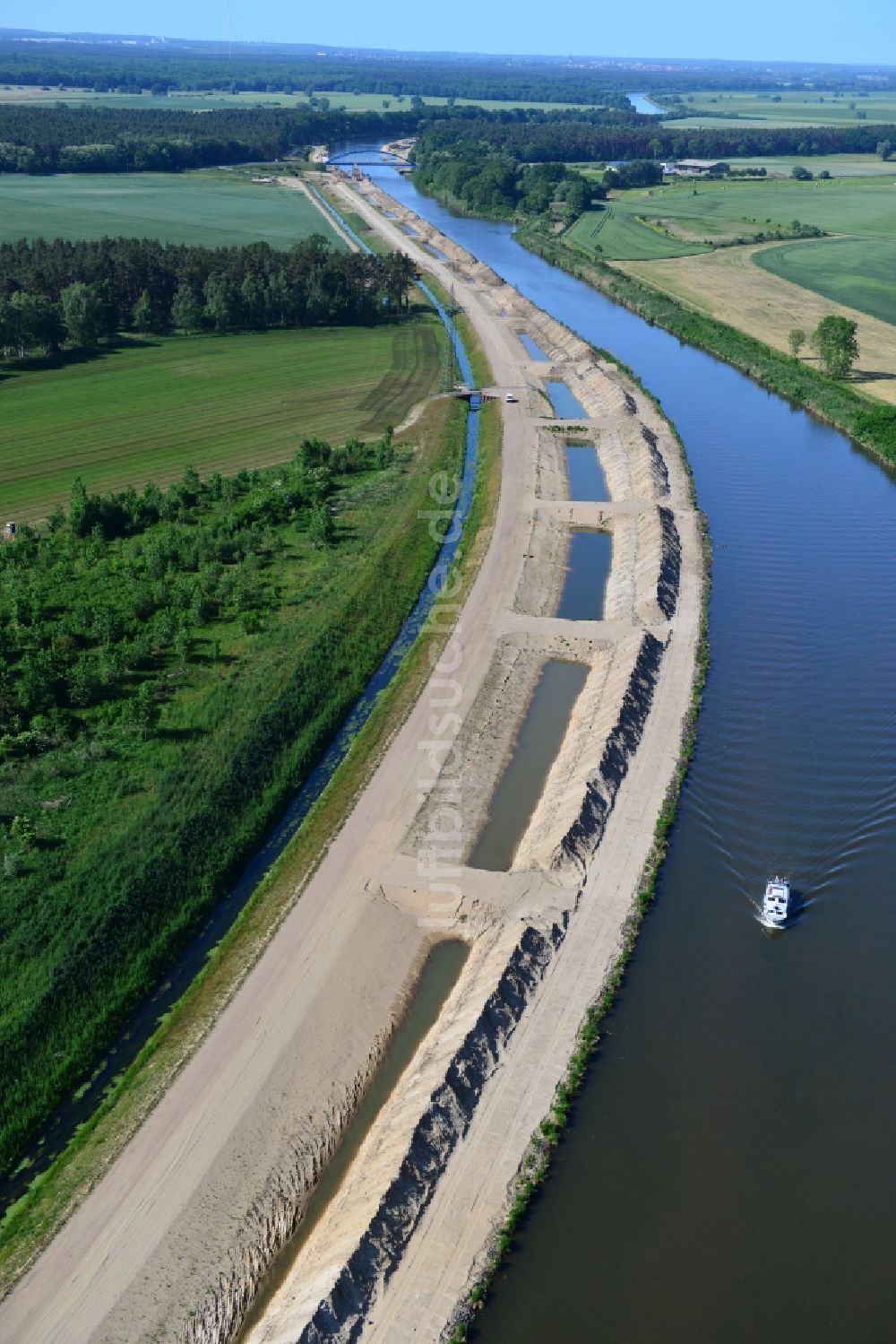 Luftaufnahme Elbe-Parey - Ablagerungsflächen am Ufer des Elbe-Havel-Kanals bei Ihleburg im Bundesland Sachsen-Anhalt