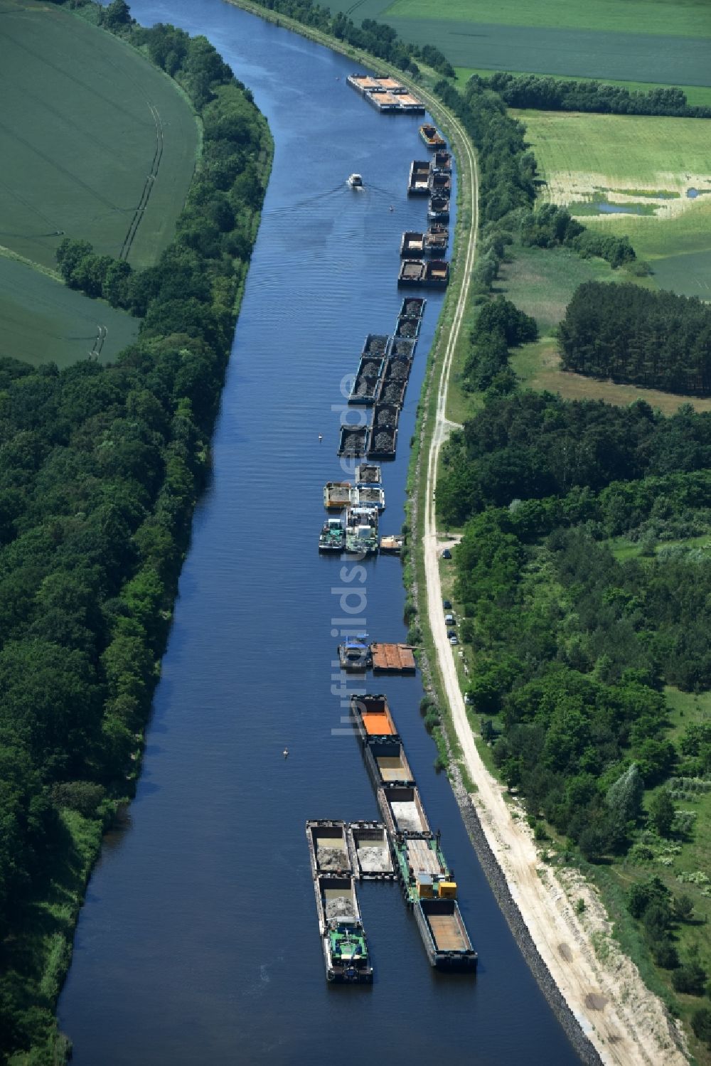 Ihleburg aus der Vogelperspektive: Ablagerungsflächen am Ufer des Elbe-Havel-Kanals bei Ihleburg im Bundesland Sachsen-Anhalt