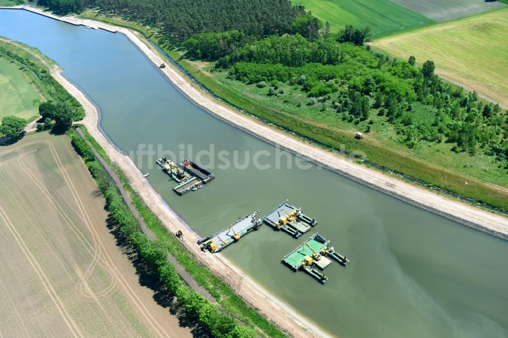 Ihleburg aus der Vogelperspektive: Ablagerungsflächen am Ufer des Elbe-Havel-Kanals bei Ihleburg im Bundesland Sachsen-Anhalt