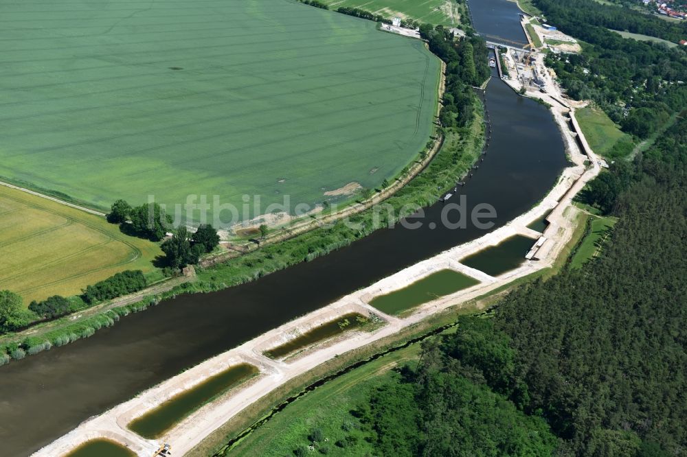 Elbe-Parey aus der Vogelperspektive: Ablagerungsflächen am Ufer des Elbe-Havel-Kanals zwischen der Ihleburger Brücke und der Schleuse Zerben im Bundesland Sachsen-Anhalt