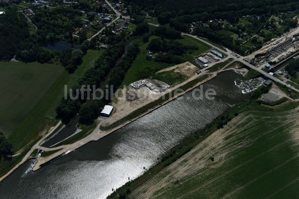 Elbe-Parey von oben - Ablagerungsflächen am Ufer des Elbe-Havel-Kanals zwischen der Ihleburger Brücke und der Schleuse Zerben im Bundesland Sachsen-Anhalt