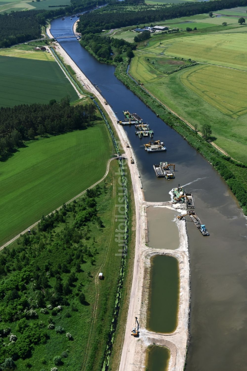 Elbe-Parey aus der Vogelperspektive: Ablagerungsflächen am Ufer des Elbe-Havel-Kanals zwischen der Ihleburger Brücke und der Schleuse Zerben im Bundesland Sachsen-Anhalt