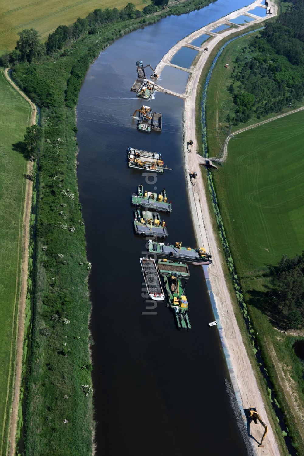 Elbe-Parey aus der Vogelperspektive: Ablagerungsflächen am Ufer des Elbe-Havel-Kanals zwischen der Ihleburger Brücke und der Schleuse Zerben im Bundesland Sachsen-Anhalt