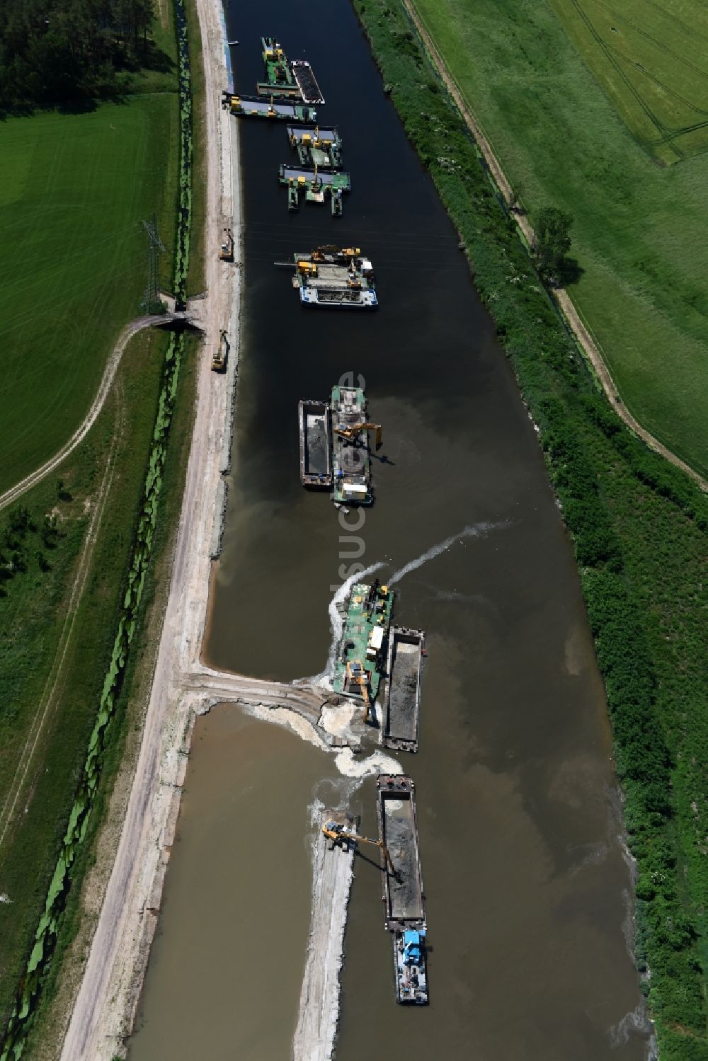 Elbe-Parey von oben - Ablagerungsflächen am Ufer des Elbe-Havel-Kanals zwischen der Ihleburger Brücke und der Schleuse Zerben im Bundesland Sachsen-Anhalt