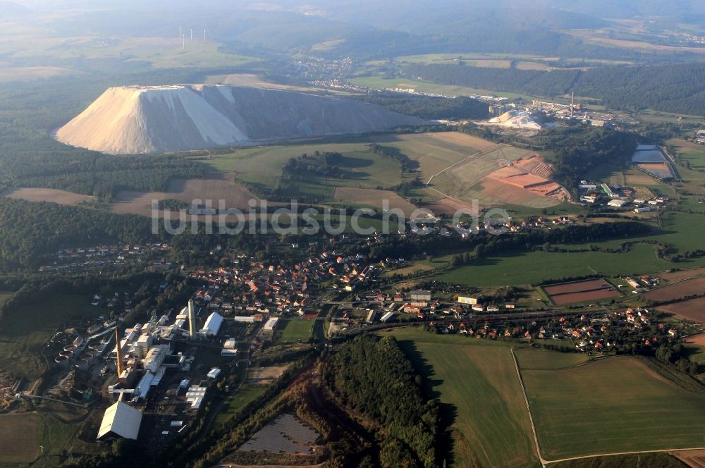 Unterbreizbach von oben - Abraum- Halden des Bergwerkes der K&S AG am Schacht 1 in Unterbreizbach in Thüringen