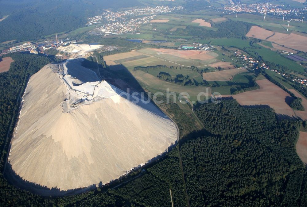 Unterbreizbach aus der Vogelperspektive: Abraum- Halden des Bergwerkes der K&S AG am Schacht 1 in Unterbreizbach in Thüringen