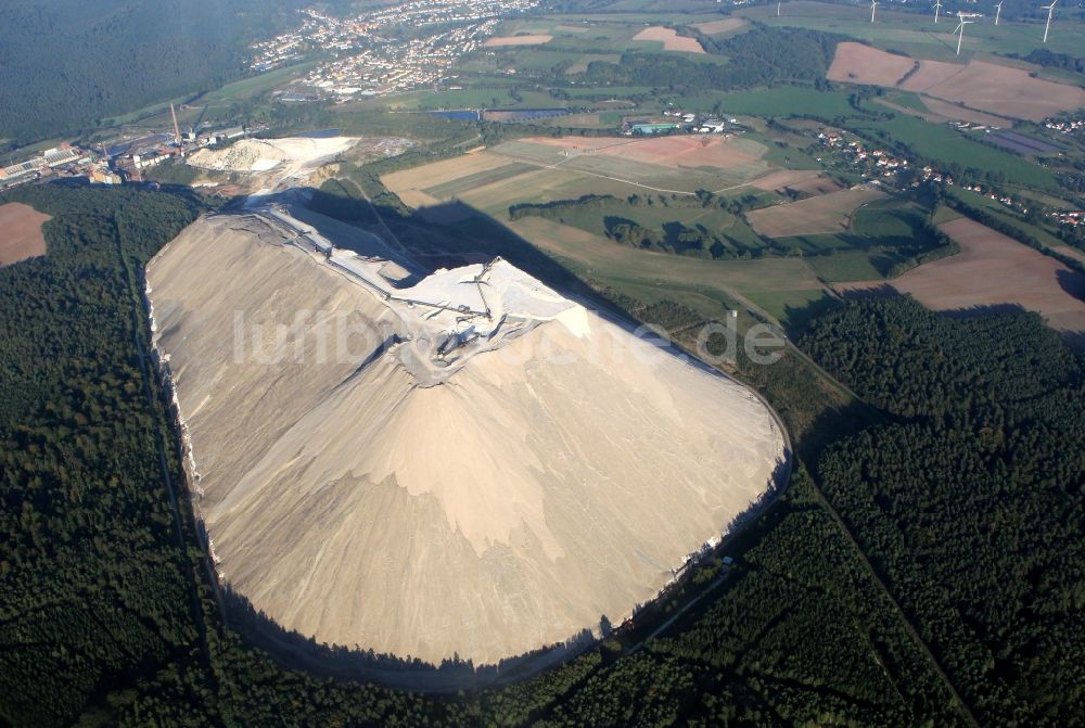 Luftbild Unterbreizbach - Abraum- Halden des Bergwerkes der K&S AG am Schacht 1 in Unterbreizbach in Thüringen