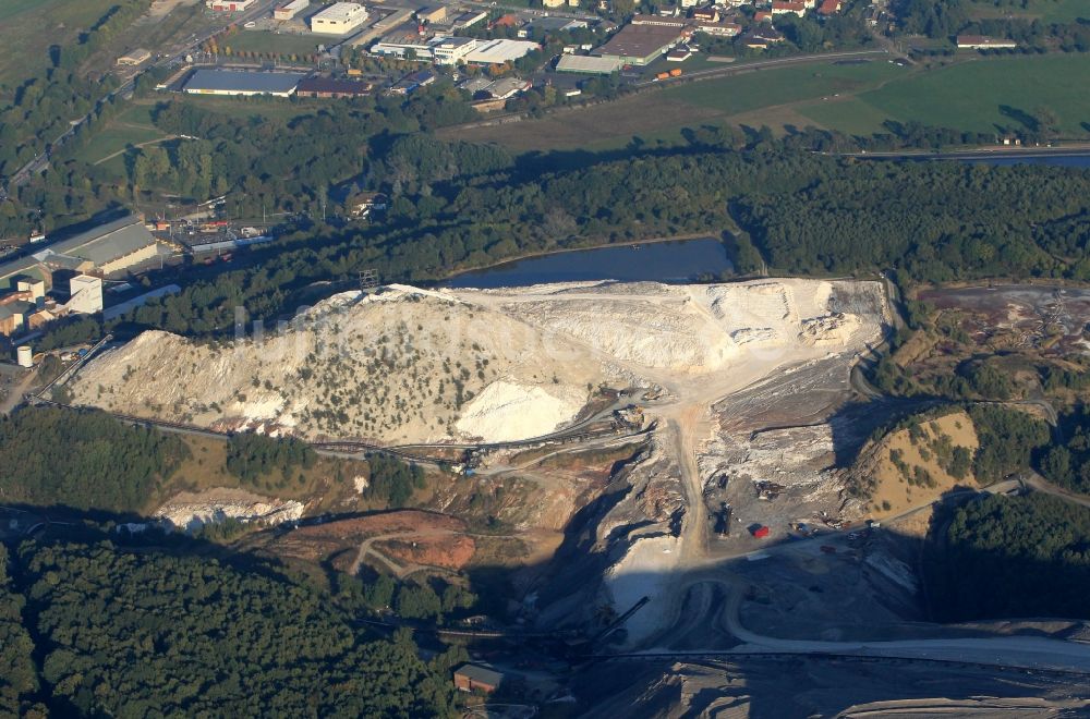 Unterbreizbach aus der Vogelperspektive: Abraum- Halden des Bergwerkes der K&S AG am Schacht 1 in Unterbreizbach in Thüringen