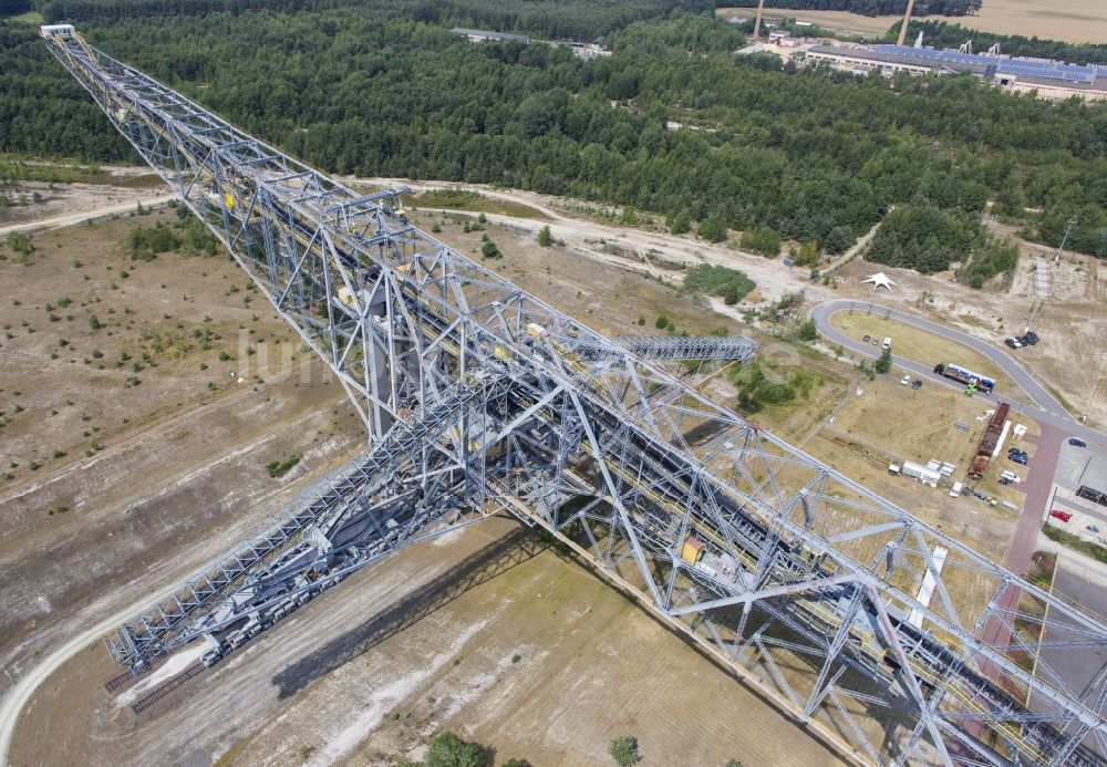 Luftaufnahme Lichterfeld - Abraumförderbrücke F60 im Besucherbergwerk des ehemaligen Braunkohlerevier der Lausitz. bei Lichterfeld im Bundesland Brandenburg