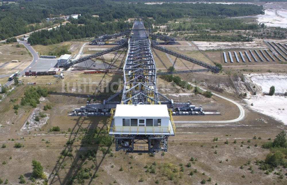 Lichterfeld aus der Vogelperspektive: Abraumförderbrücke F60 im Besucherbergwerk des ehemaligen Braunkohlerevier der Lausitz. bei Lichterfeld im Bundesland Brandenburg