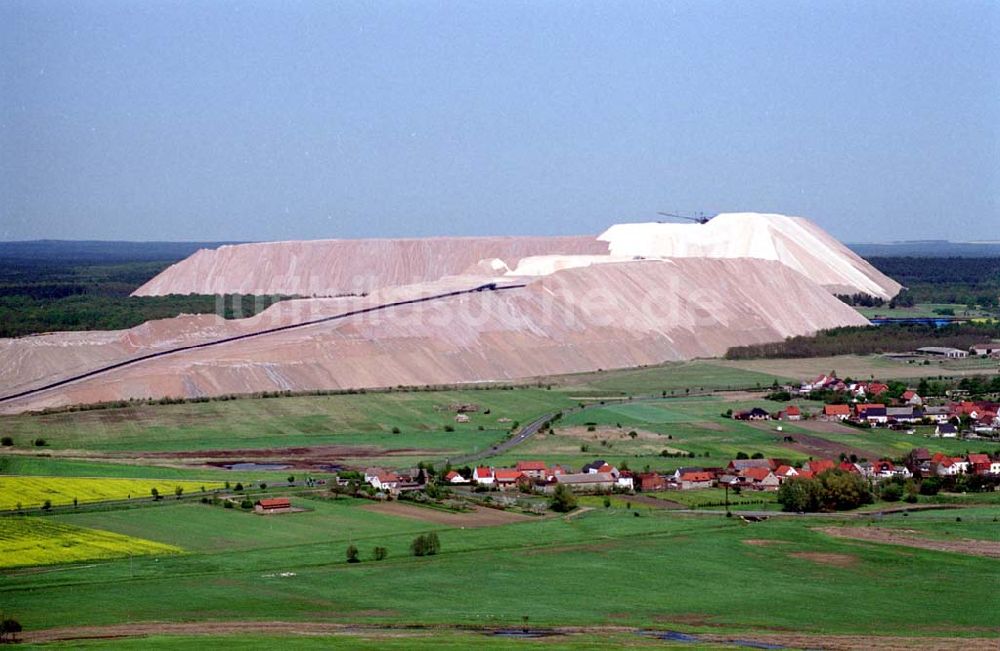 Cobitz in Sachsen-Anhalt von oben - Abraumhalden der Kali + Salz AG bei Cobitz in Sachsen-Anhalt. Datum: 05.05.03