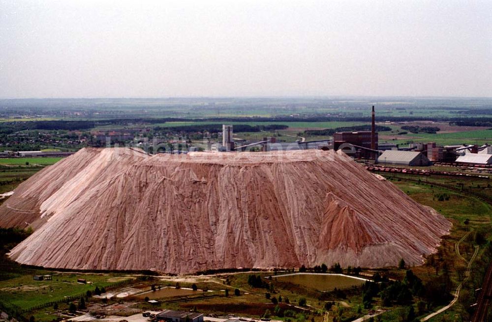 Cobitz in Sachsen-Anhalt aus der Vogelperspektive: Abraumhalden der Kali + Salz AG bei Cobitz in Sachsen-Anhalt. Datum: 05.05.03