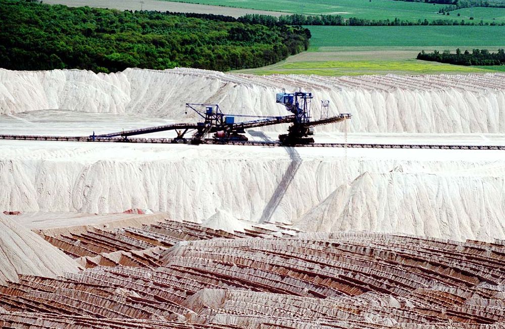 Luftaufnahme Cobitz in Sachsen-Anhalt - Abraumhalden der Kali + Salz AG bei Cobitz in Sachsen-Anhalt. Datum: 05.05.03