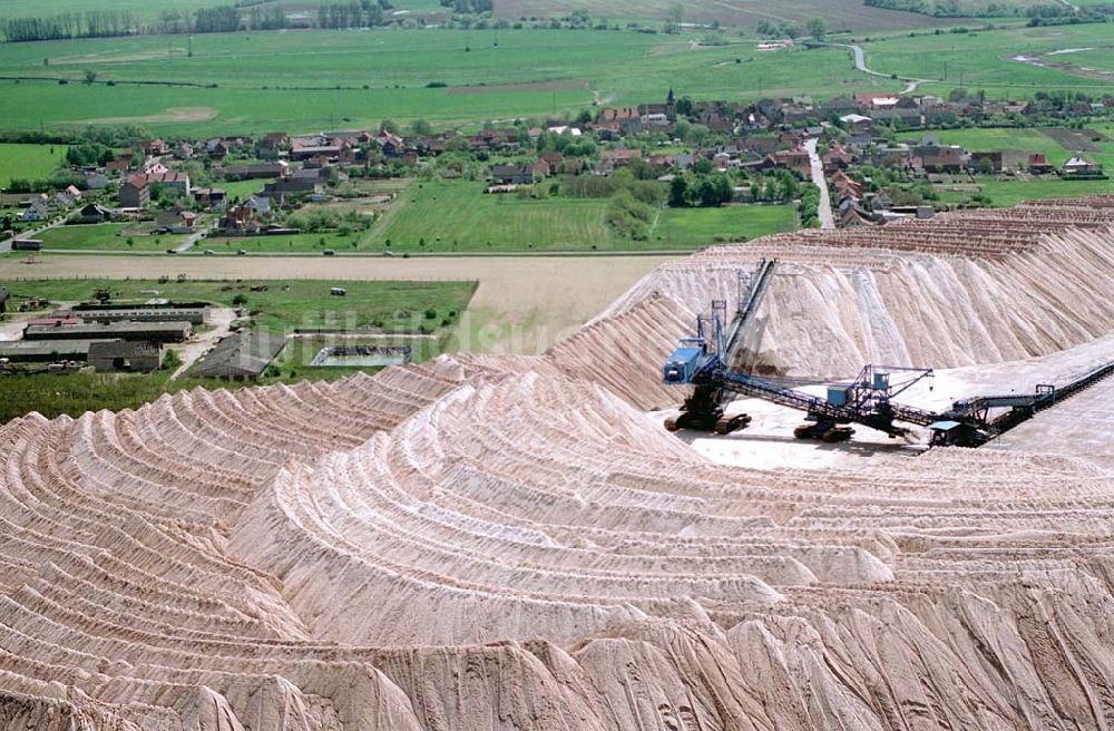 Cobitz in Sachsen-Anhalt von oben - Abraumhalden der Kali + Salz AG bei Cobitz in Sachsen-Anhalt. Datum: 05.05.03