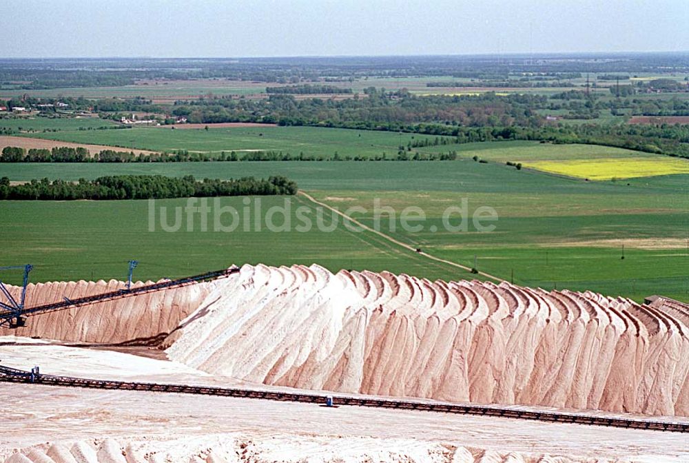 Luftaufnahme Cobitz in Sachsen-Anhalt - Abraumhalden der Kali + Salz AG bei Cobitz in Sachsen-Anhalt. Datum: 05.05.03