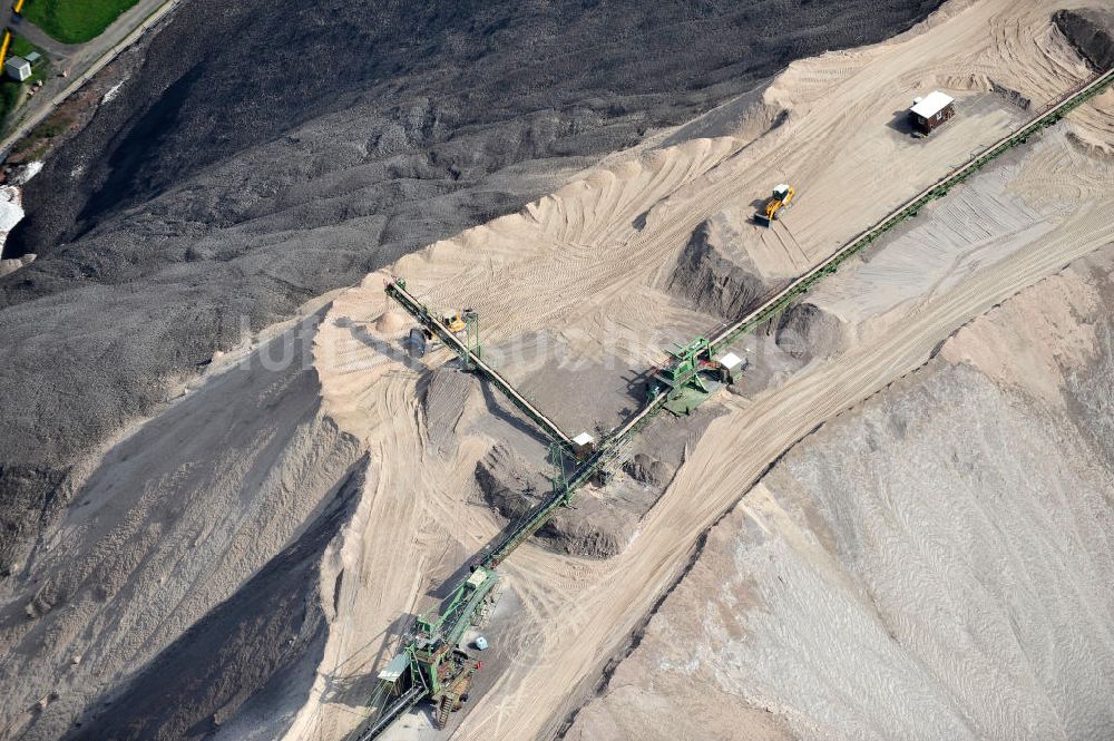 Luftbild Neuhof - Abraumhalden und Produktionsanlagen der Rohsalzförderung in der Bergbaugemeinde Neuhof in Hessen