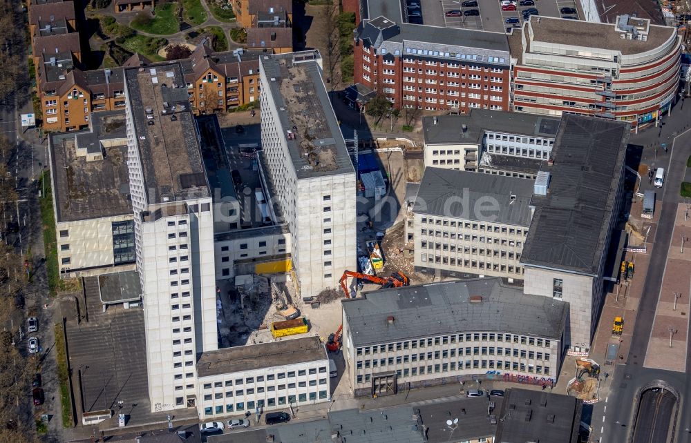 Luftaufnahme Bochum - Abriß, Abbruch- und Entsiegelungs- Arbeiten an den Betonflächen des alten Justizzentrums zum Neubau des Viktoria-Karree in Bochum im Bundesland Nordrhein-Westfalen, Deutschland