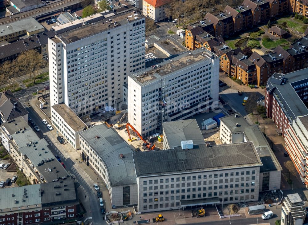 Bochum von oben - Abriß, Abbruch- und Entsiegelungs- Arbeiten an den Betonflächen des alten Justizzentrums zum Neubau des Viktoria-Karree in Bochum im Bundesland Nordrhein-Westfalen, Deutschland