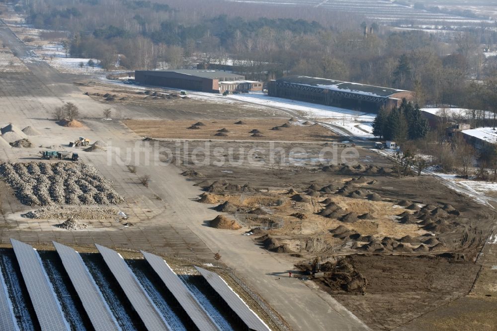 Luftbild Werneuchen - Abriß, Abbruch- und Entsiegelungs- Arbeiten an den Betonflächen der ehemaligen Abstellflächen und Rollfelder des Flugplatz in Werneuchen im Bundesland Brandenburg