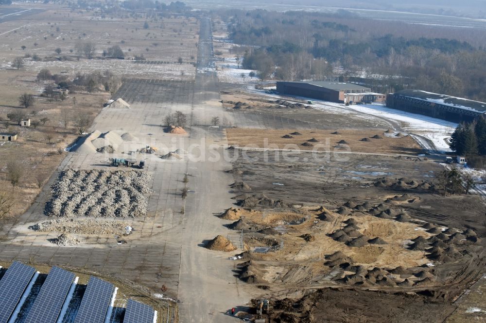 Luftaufnahme Werneuchen - Abriß, Abbruch- und Entsiegelungs- Arbeiten an den Betonflächen der ehemaligen Abstellflächen und Rollfelder des Flugplatz in Werneuchen im Bundesland Brandenburg