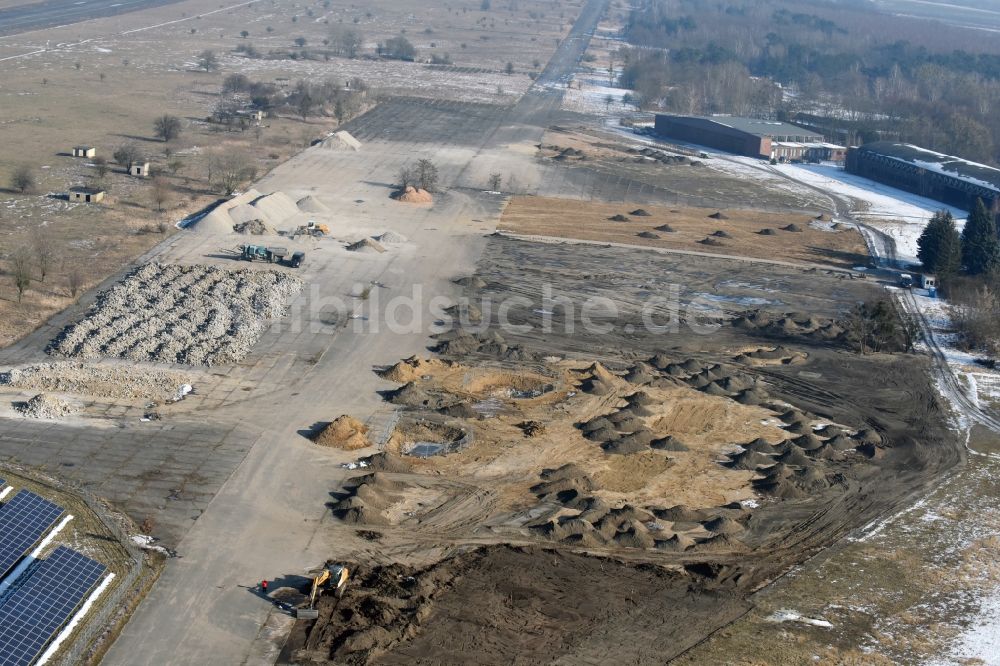 Werneuchen von oben - Abriß, Abbruch- und Entsiegelungs- Arbeiten an den Betonflächen der ehemaligen Abstellflächen und Rollfelder des Flugplatz in Werneuchen im Bundesland Brandenburg