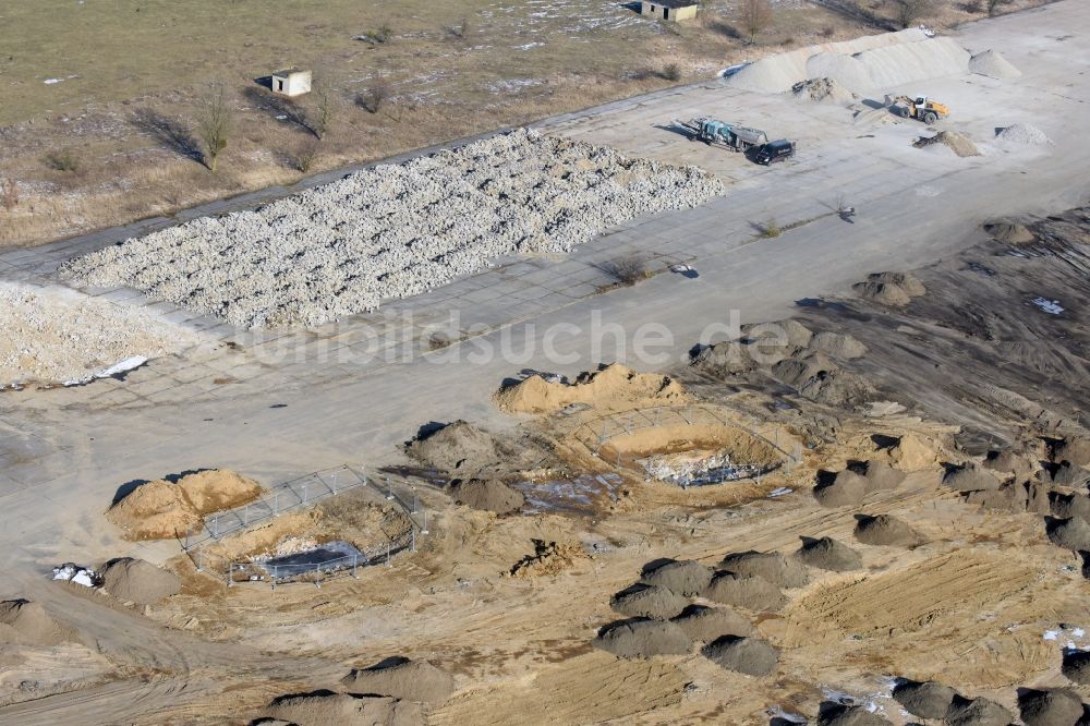 Werneuchen aus der Vogelperspektive: Abriß, Abbruch- und Entsiegelungs- Arbeiten an den Betonflächen der ehemaligen Abstellflächen und Rollfelder des Flugplatz in Werneuchen im Bundesland Brandenburg