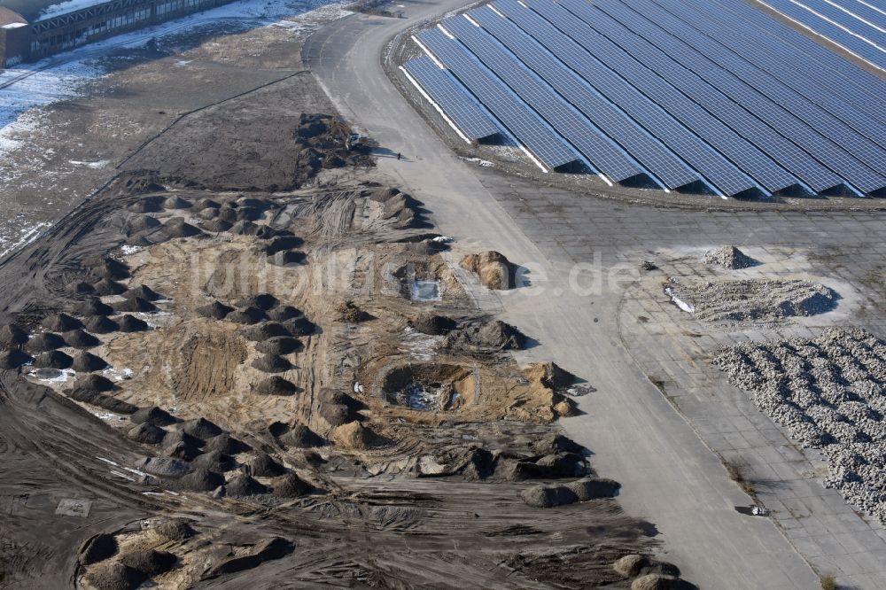 Luftaufnahme Werneuchen - Abriß, Abbruch- und Entsiegelungs- Arbeiten an den Betonflächen der ehemaligen Abstellflächen und Rollfelder des Flugplatz in Werneuchen im Bundesland Brandenburg