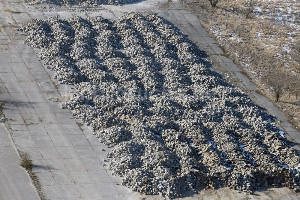 Werneuchen von oben - Abriß, Abbruch- und Entsiegelungs- Arbeiten an den Betonflächen der ehemaligen Abstellflächen und Rollfelder des Flugplatz in Werneuchen im Bundesland Brandenburg