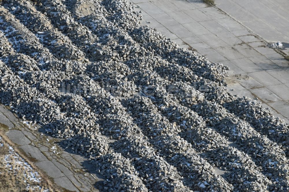 Werneuchen aus der Vogelperspektive: Abriß, Abbruch- und Entsiegelungs- Arbeiten an den Betonflächen der ehemaligen Abstellflächen und Rollfelder des Flugplatz in Werneuchen im Bundesland Brandenburg