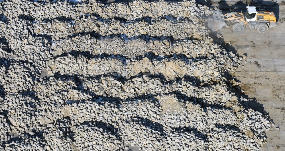 Werneuchen von oben - Abriß, Abbruch- und Entsiegelungs- Arbeiten an den Betonflächen der ehemaligen Abstellflächen und Rollfelder des Flugplatz in Werneuchen im Bundesland Brandenburg