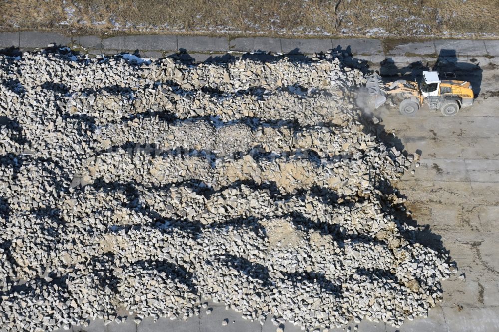 Werneuchen aus der Vogelperspektive: Abriß, Abbruch- und Entsiegelungs- Arbeiten an den Betonflächen der ehemaligen Abstellflächen und Rollfelder des Flugplatz in Werneuchen im Bundesland Brandenburg